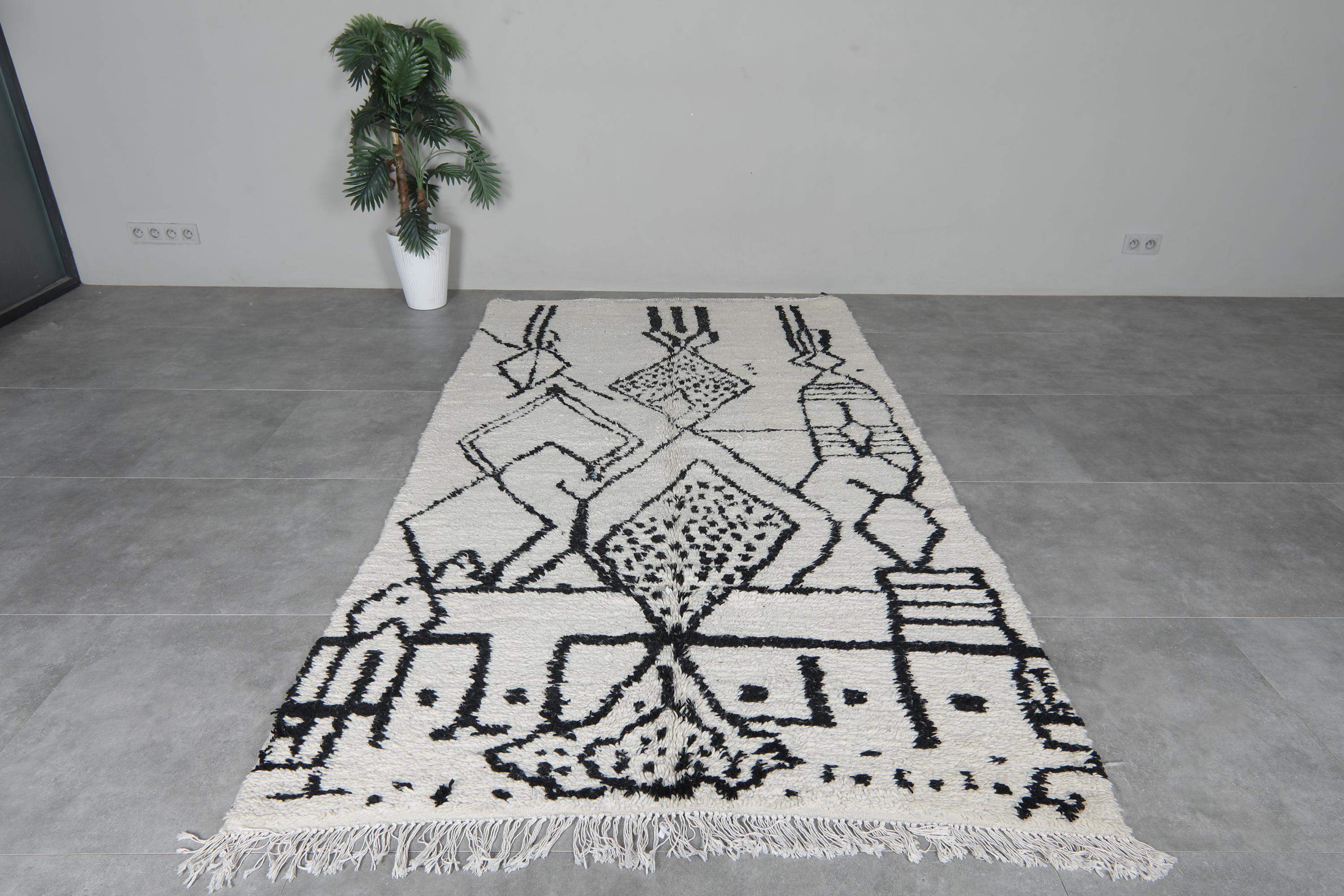 抽象的なモロッコウールラグ 5x8.6フィート - ブラックとアイボリーの