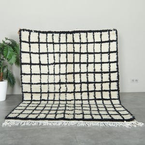 Handmade Black and White Checkerboard Wool Rug: Moroccan Berber Design (4.9 x 6.3 ft.)