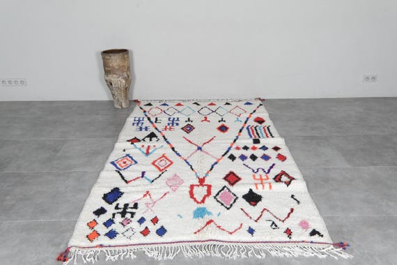 モロッコ風抽象ラグ 4.9x8フィート - ハンドメイドのカラフルなウール