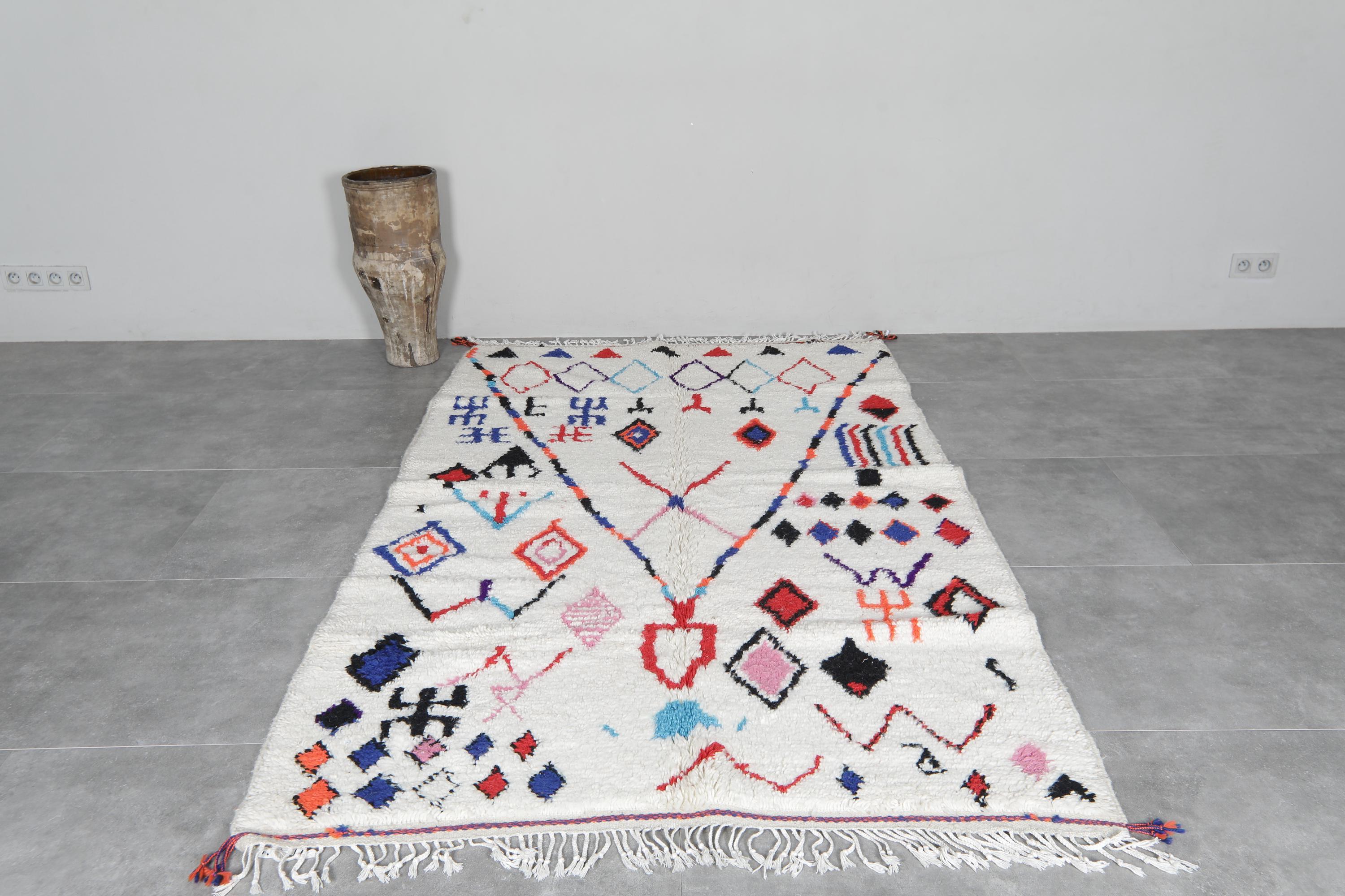 【モロッコラグハンベル絨毯】直輸入 モロッコ風抽象ラグ 4.9x8フィート - ハンドメイドのカラフルなウール