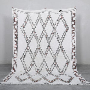 Moroccan flatweave rug 5.6x8.4 ft – Berber handmade area rug – Neutral White Beni ourain wool with geometric tribal pattern