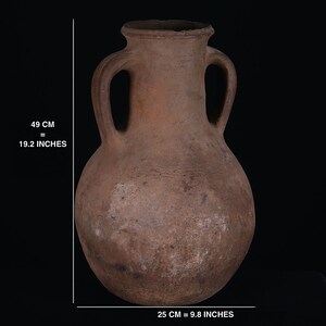 Puede incluir: Una jarra grande de barro marr&oacute;n con dos asas. La jarra mide 49 cm de alto y 25 cm de ancho. AP7