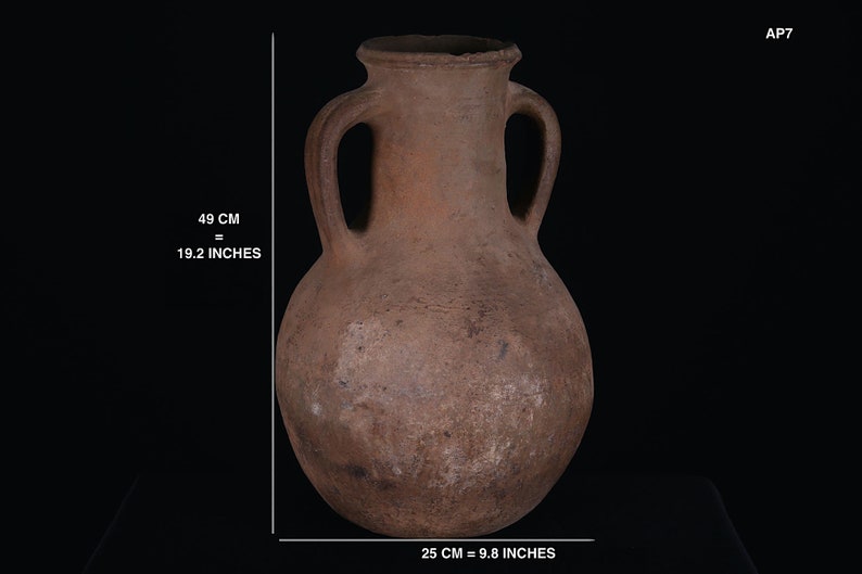 Puede incluir: Una jarra grande de barro marr&oacute;n con dos asas. La jarra mide 49 cm de alto y 25 cm de ancho. AP7