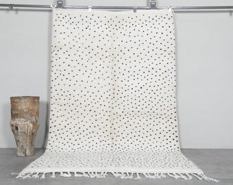 Marokkaans tapijt met stippen, 152 cm x 240 cm - Minimalistisch Beni Ourain tapijt met zwarte stippen - Handgeknoopt Berber tapijt - Marokkaans wollen tapijt