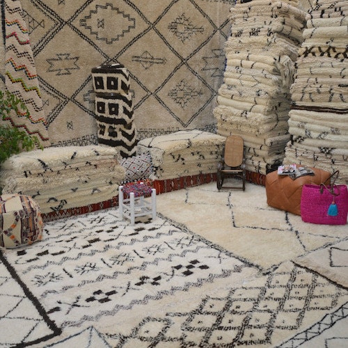 抽象的なモロッコウールラグ 5x8.6フィート - ブラックとアイボリーの