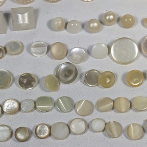 Lot de boutons vintage blancs verre, celluloïd, lucite, bakélite, vadrouille, perle image 3