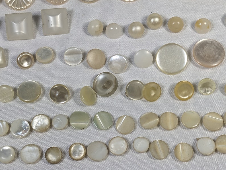 Lot de boutons vintage blancs verre, celluloïd, lucite, bakélite, vadrouille, perle image 3