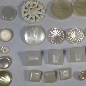 Lot de boutons vintage blancs verre, celluloïd, lucite, bakélite, vadrouille, perle image 9