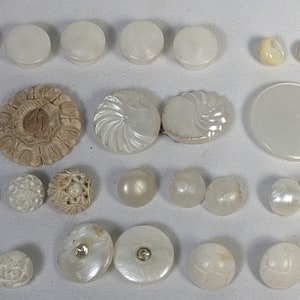 Lot de boutons vintage blancs verre, celluloïd, lucite, bakélite, vadrouille, perle image 6