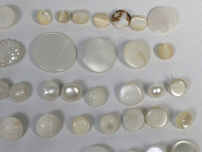 Lot de boutons vintage blancs verre, celluloïd, lucite, bakélite, vadrouille, perle image 5