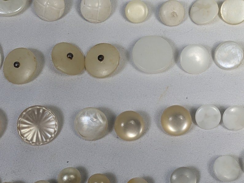 Lot de boutons vintage blancs verre, celluloïd, lucite, bakélite, vadrouille, perle image 4