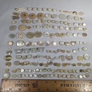 Lot de boutons vintage blancs verre, celluloïd, lucite, bakélite, vadrouille, perle image 2