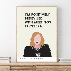 Może przedstawiać: Oprawiony wydruk artystyczny z wystylizowaną ilustracją postaci z blond włosami i czerwoną szminką. Wydruk zawiera cytat "I'm positively bedeviled with meetings et cetera" oraz tekst "Schitt's Creek".