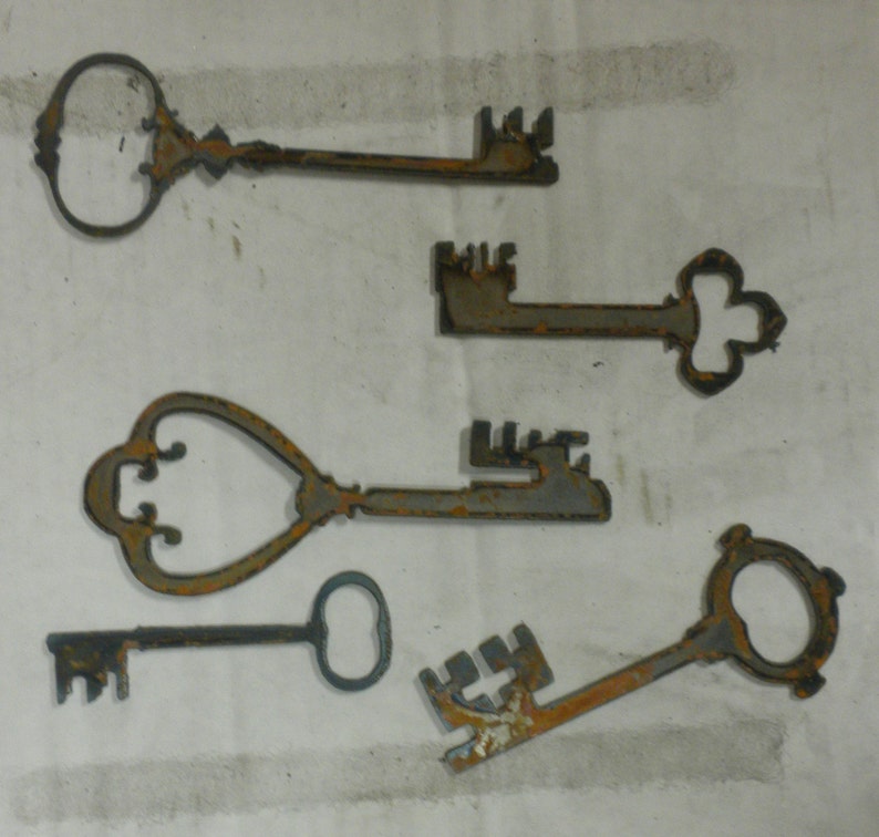 Lot Set of 5 Old Skeleton Key Shapes 4-6 inch Rusty Vintage Antique-y Metal Steel Wall Art Ornament Jewelry Scrapbook Stencil DIY Sign image 1