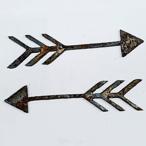 Lot Set of 2 Arrow Shapes 4 inch Rusty Vintage Antique-y Metal Steel Wall Art Ornament Stencil diy Sign Craft Gift Made in usa