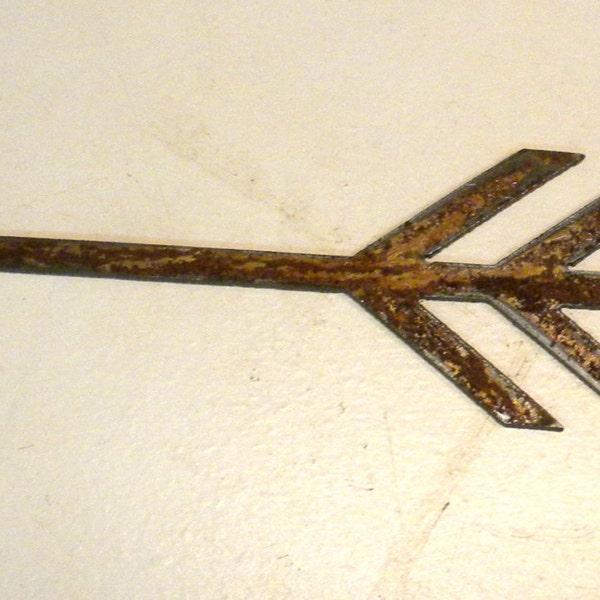 12 inch Arrow with Feathers Shape Rusty Vintage Antique-y Metal Steel Wall Art Ornament Craft Jewelry Scrapbook Sign Stencil