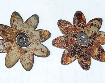 Lot Set of 2 Rusty 3 inch Flower Crazy Daisy Shapes Vintage Antique Metal Art Ornament Craft Stencil DIY Garden Decor Sign Made in USA