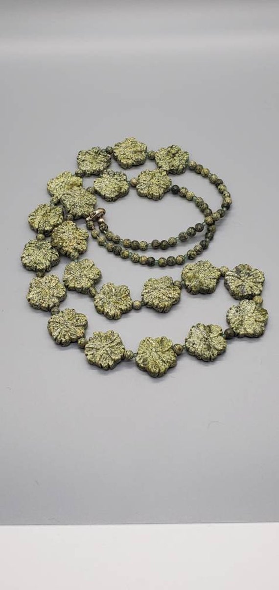 Green Floral Natural Stone Necklace - image 2