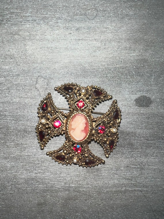 Vintage Maltese Cameo Gold Brooch - image 1