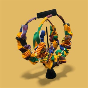 Orecchini a cerchio in tessuto Kente