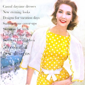 Op de afbeelding: De lente-zomer editie van 1960 van het tijdschrift Vogue Knitting Book toont een cover met een gele jurk met witte stippen, een wit vest met gele rand en een witte strikriem. De tekst bevat Casual daytime dresses, New evening looks, Designs for vacation days, Summertime cover-ups, Sweaters for men, Little boutique gifts, Sweaters for children en 50 colorful new designs.