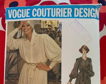 1960s 60s Original vintage sewing pattern Vogue Couturier Design 1146; ca. 1974; Jean Muir - Dress. Loose-fitting blouson dress Bust 38