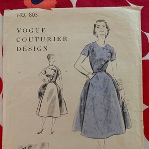 1950er 50er Jahre Original Vintage Schnittmuster Vogue 803 Couturier Ausgestelltes Kleid Abschlussball Kleid Partykleid Tageskleid Diagonal Frontverschluss Büste 36