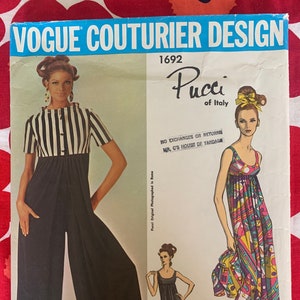 Puede incluir: Patrón de diseño de alta costura Vogue 1692 para un mono de Pucci de Italia. El patrón muestra dos estilos diferentes de monos, uno con una parte superior a rayas blancas y negras y pantalones negros, y el otro con un estampado geométrico colorido.