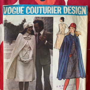 Puede incluir: Patrón de costura vintage Vogue Couturier Design número 2644 de Sybil Connolly. El patrón presenta a una mujer con una capa azul, una falda a cuadros y un sombrero rojo. El patrón también incluye a una mujer con una capa blanca, un vestido blanco y un sombrero blanco.