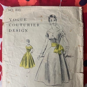 1950er 50er Jahre Original Vintage Schnittmuster Vogue 800 Couturier Ausgestelltes Kleid Abschlussball Kleid Partykleid Schärpe Diagonal Frontverschluss Büste 36