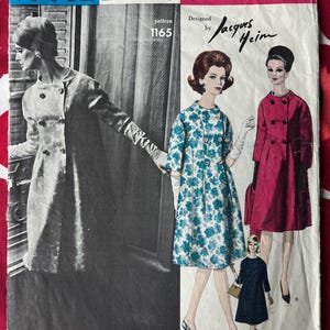 Może przedstawiać: Koperta z wykrojem krawieckim vintage Vogue Paris Original, numer 1165, zaprojektowana przez Jacquesa Heima. Z przodu znajduje się czarno-białe zdjęcie płaszcza oraz ilustracje dwóch fasonów płaszczy, jednego w niebieskie kwiaty i jednego w kolorze magenty.