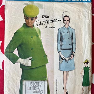 Op de afbeelding: Vogue Couturier Design patroon 1750 van Jo Mattli of London. De envelop bevat illustraties van een double-breasted jasje en rok ensemble in limoengroen en lichtblauw, samen met een mouwloze groene jurk, allemaal met bijpassende hoeden.