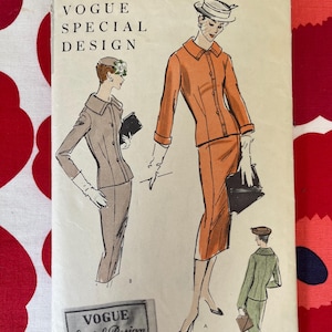 Pode incluir: Padrão de costura vintage Vogue Special Design. A capa apresenta ilustrações de ternos femininos em tons de laranja, cinza e verde. O texto inclui "40 BUST 43 HIP" e "VOGUE SPECIAL DESIGN". O padrão é de 1954.