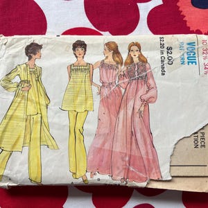 Może przedstawiać: Vintage wzór szycia Vogue z ilustracjami projektów odzieży damskiej. Wzór zawiera żółty kostium ze spodniami, żółtą tunikę i spodnie oraz różowy szlafrok. Wzór jest oznaczony numerem 7971 i zawiera wymiary biustu i bioder.