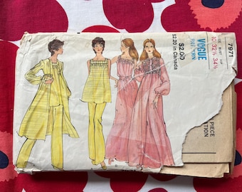 1970s Vintage Sewing Pattern Vogue 7971: Robe Pants - Bust 32.5
