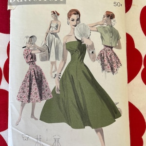 Könnte beinhalten: Vintage Butterick Schnittmuster mit Illustrationen von Damenkleidern und Oberteilen. Das Muster enthält ein grünes trägerloses Kleid, ein rosa Blumenkleid und ein kurzes Oberteil mit einem Blumenrock. Das Muster ist Größe 16, Brustumfang 86 cm.
