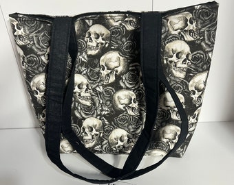 Sac à main avec têtes de mort et roses Sac à main • Sac fourre-tout rembourré Witchcore Gothic Dark Academia avec poches intérieures • Fait main par Whimsicalli