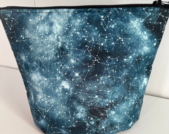 Pochette à fermeture éclair doublée de tissu mystique noir et bleu Galaxy • Trousse de maquillage de toilette cosmétique unisexe • Sac de pochette de fournitures d'art scolaire Whimsicalli