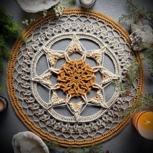 Puede incluir: Un tapete circular hecho a mano, tejido a ganchillo en tonos beige, crema y dorado. El tapete presenta un diseño central de estrella, rodeado de intrincados patrones calados. La estética general es bohemia y decorativa.