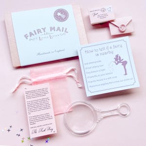 以下が含まれることがあります： Little LetterのFairy Mailキット。水色の封筒、ワックスシール付きの小さなピンクの封筒、How to tell if a fairy is nearbyと書かれたカード、歯の妖精からの手紙、ピンクのオーガンジーポーチ、透明なプラスチック製の拡大鏡が含まれています。