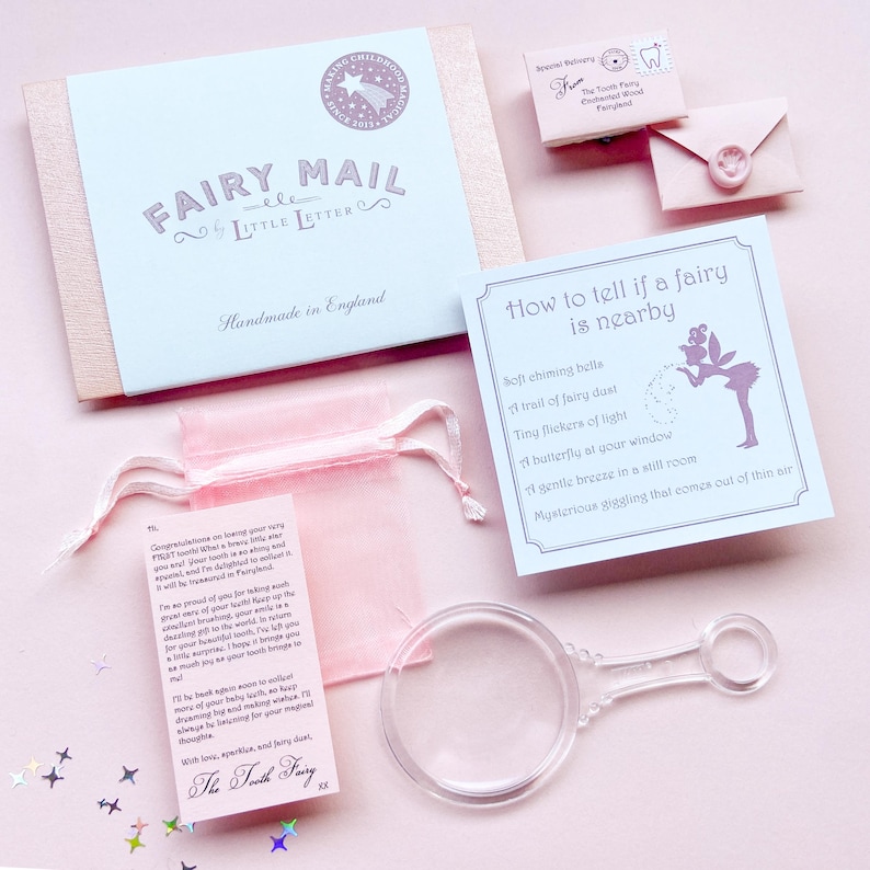 以下が含まれることがあります： Little LetterのFairy Mailキット。水色の封筒、ワックスシール付きの小さなピンクの封筒、How to tell if a fairy is nearbyと書かれたカード、歯の妖精からの手紙、ピンクのオーガンジーポーチ、透明なプラスチック製の拡大鏡が含まれています。