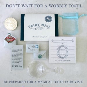 K&ouml;nnte beinhalten: Ein Zahnfee-Set mit einer Goldm&uuml;nze, einem Fairy Mail-Umschlag, einem hellblauen Organzabeutel, einem Miniaturbrief, einem kleinen Umschlag mit Wachssiegel, einer Lupe und einer Zahnverlust-Tabelle mit dem Text DON'T WAIT FOR A WOBBLY TOOTH.
