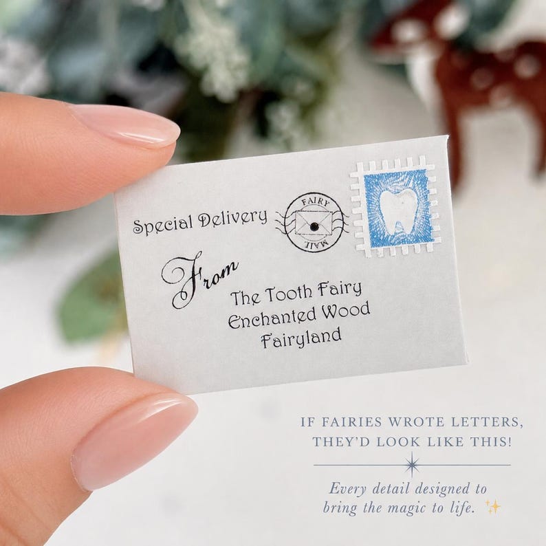K&ouml;nnte beinhalten: Ein kleiner wei&szlig;er Briefumschlag mit dem Text Special Delivery, From The Tooth Fairy, Enchanted Wood, Fairyland. Auf der Vorderseite befinden sich ein kreisf&ouml;rmiger Poststempel und eine blaue Briefmarke mit einer wei&szlig;en Zahnillustration.