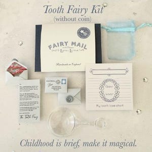K&ouml;nnte beinhalten: Ein Zahnfee-Set bestehend aus einem Fairy Mail Umschlag, einer Zahnverlust-Tabelle mit Zahndiagramm, einem kleinen Brief, einem winzigen Umschlag mit Wachssiegel, einem Miniaturumschlag mit rotem Muster, einer durchsichtigen Lupe und einem hellblauen Beutel.