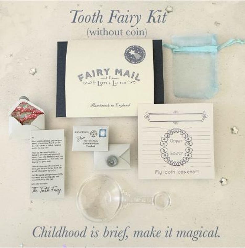 K&ouml;nnte beinhalten: Ein Zahnfee-Set bestehend aus einem Fairy Mail Umschlag, einer Zahnverlust-Tabelle mit Zahndiagramm, einem kleinen Brief, einem winzigen Umschlag mit Wachssiegel, einem Miniaturumschlag mit rotem Muster, einer durchsichtigen Lupe und einem hellblauen Beutel.
