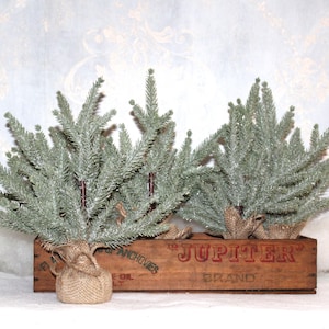 Liten glittrig konstjulgran, säckvävsfot, bordsdekoration (30 cm)