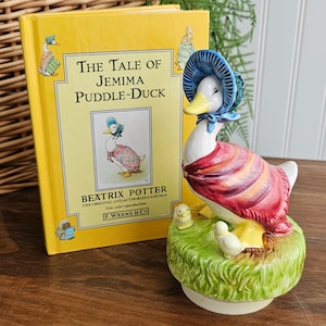 Vintage Jemima Puddle Duck Music Box – Beatrix Potter Ceramic Figurine 1977 – Curated Nursery Decor Gift Set with Book – Vintage Shelf Decor