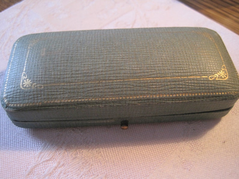 antique vintage wide box for pin or chain,..logo of ALBANY N.Y.