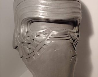 Casco Kylo Ren fabricado en aluminio fundido en frío.