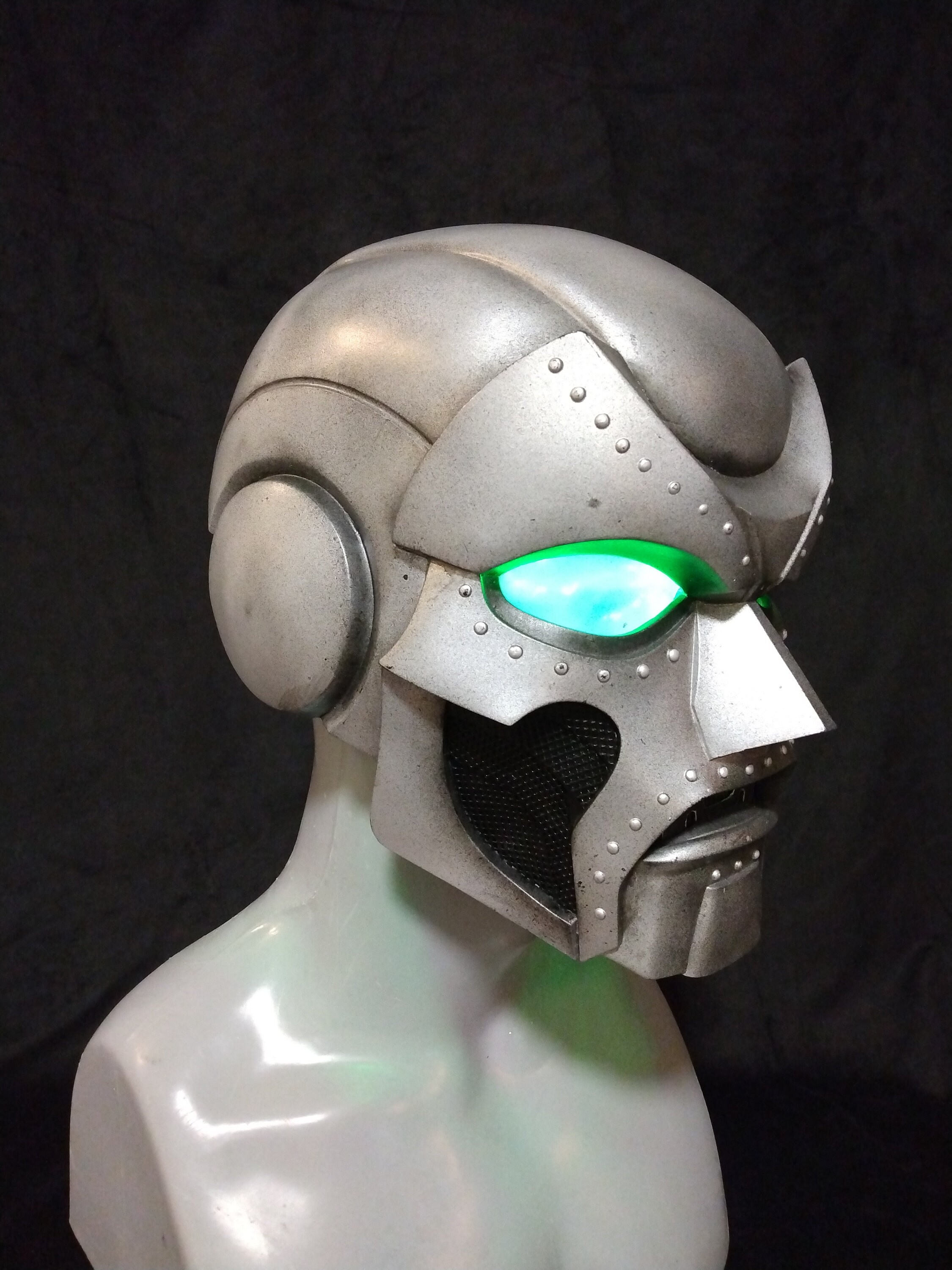 Casque Dr Doom V2 – Fermeture Magnétique, Yeux Occultants, Rembourrage Inclus – Neuf Avec étiquettes